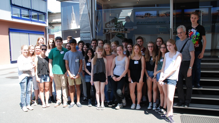 Gruppenbild vor dem Dalberg Gymnasium