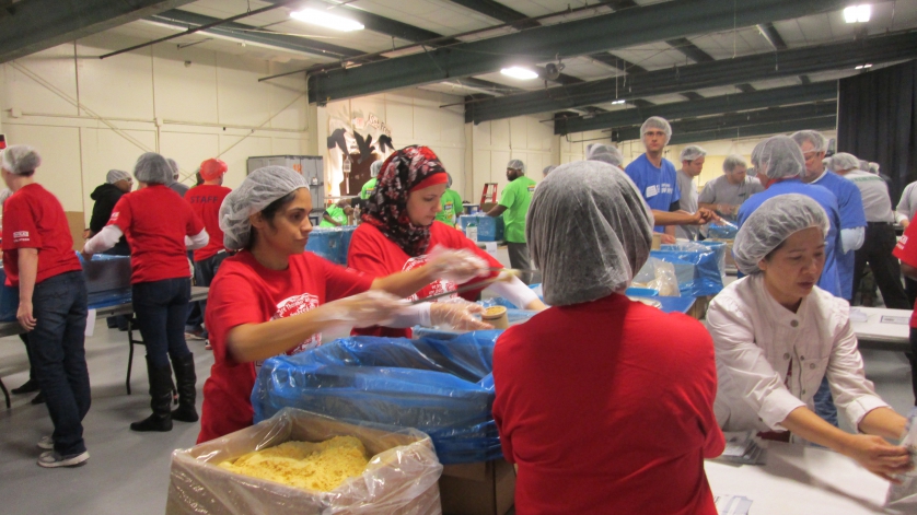 Mitarbeiter bei WIKA in Atlanta verpacken Lebensmittelpäckchen 