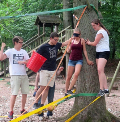 Teamübung Slackline