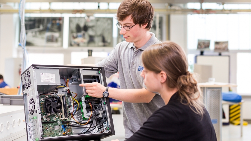 Angewandte Informatiker bei der Arbeit