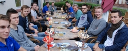 Gruppenfoto zu: Eisessen für sehr gute Leistungen