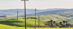 Fernleitung auf einer grünen Landschaft