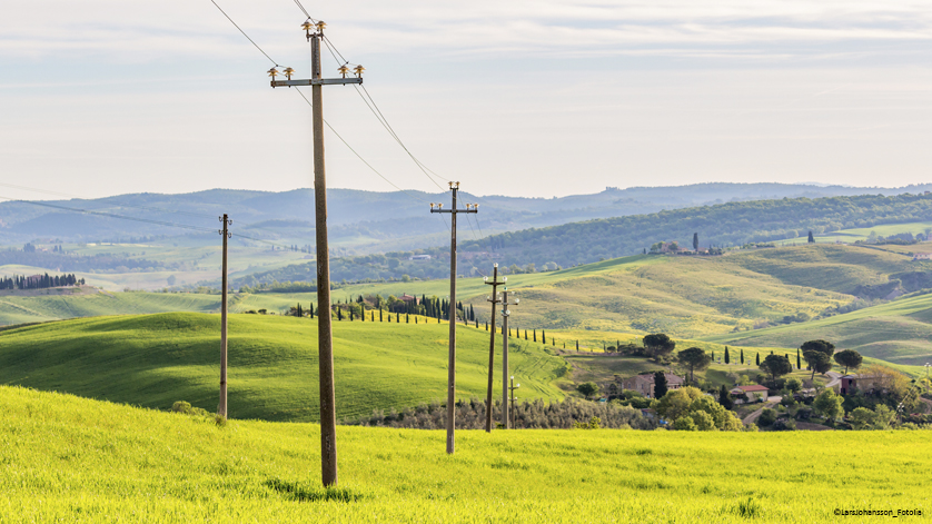 Fernleitung auf einer grünen Landschaft