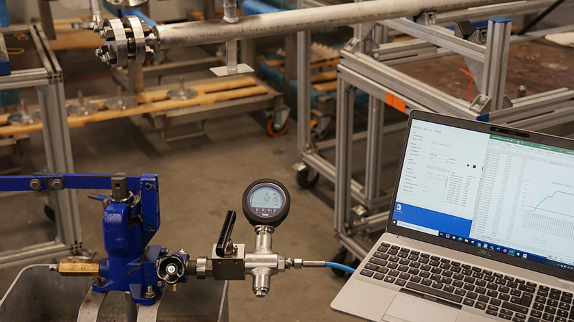 Hydrostatische Druckprüfung mit einem Digitalmanometer