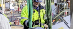 Service-Techniker des Field Services arbeitet sicher ausgerüstet an einer Industrieanlage.