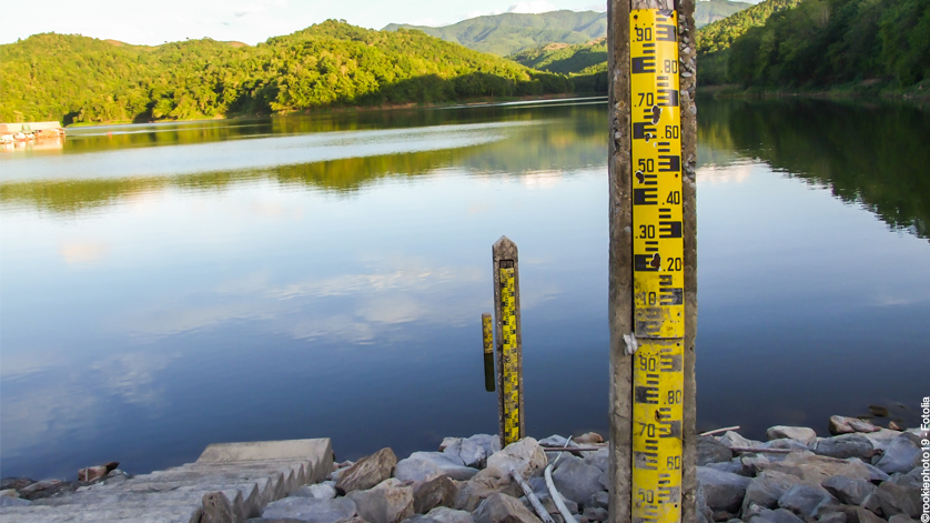 Hydrostatic level measurement in a lake