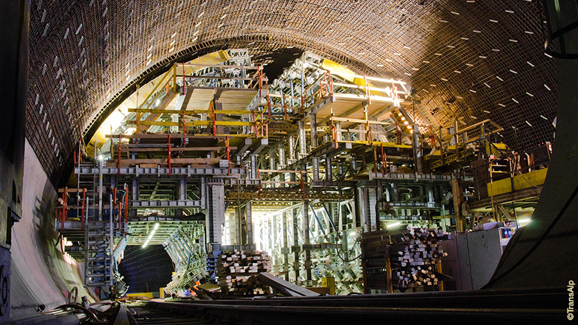 Tunnelbohrung (Foto AlpTransit)