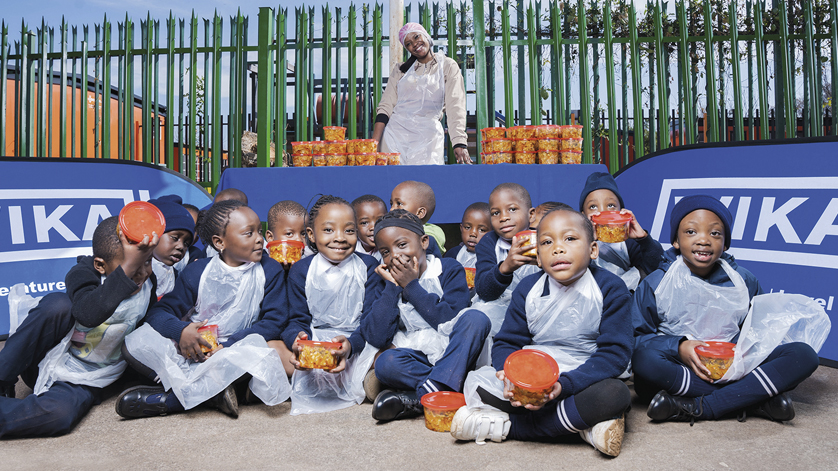 Example of global sustainability: A school garden enriches the children's menu.