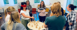 The programme “Frauen in Führungspositionen” (FiF) by the Bavarian association of metalworking and electrical engineering employers promotes aspiring female managers.