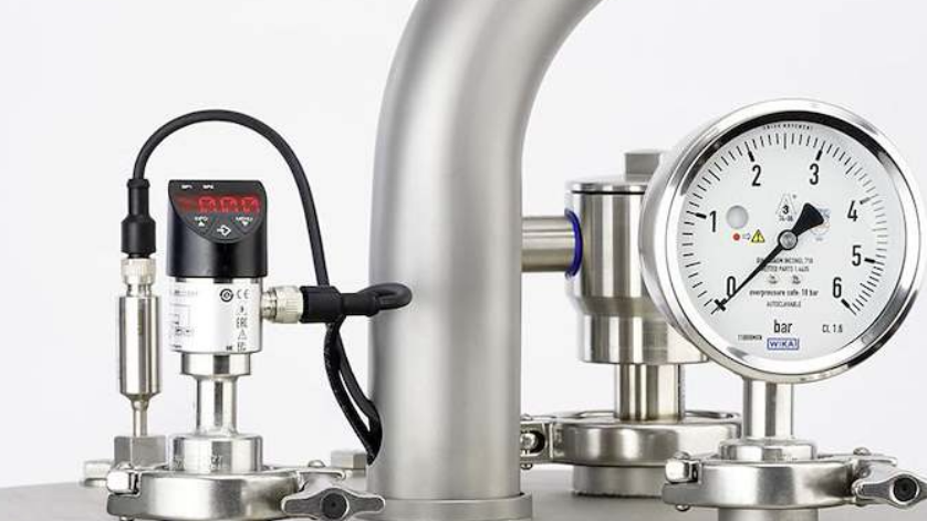 Hygienic measuring location featuring models TR21-A, PSD-4, PG43SA-D and FLM-H for temperature, pressure and level monitoring.