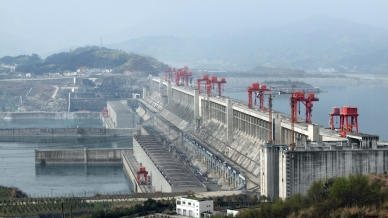 Le barrage des Trois Gorges sur le fleuve Yangzi, au centre et à l'est de la Chine, est la plus grande centrale électrique du monde.