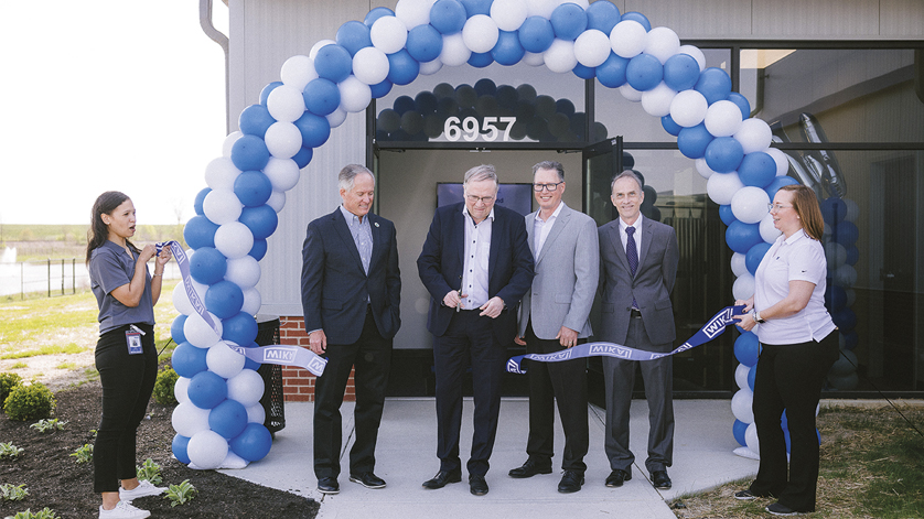 Przecięcie symbolicznej wstęgi było częścią ceremonii inauguracyjnej w WIKA Sensor Technology.