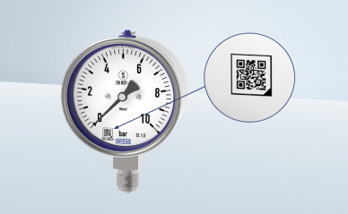 A QR code on the dial leads to the WIKA product passport.