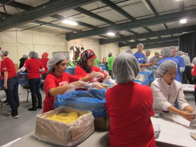 Funcionários da WIKA EUA empacotam alimentos para crianças com fome