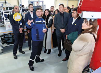 Специалисты нового завода в Казахстане проводят экскурсию на производственной площадке участникам церемонии открытия.
